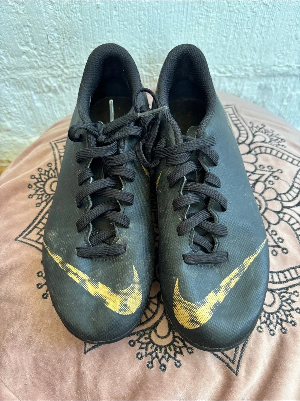 Nike Kids Black Soccer Cleats with Gold Swoosh sz 2